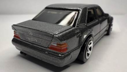 Набір Машинка Базова Hot Wheels Mercedes-Benz 500 E '70s vs. '90s 1:64 HYX02 Green  + Silver image_2 Набір Машинка Базова Hot Wheels Mercedes-Benz 500 E '70s vs. '90s 1:64 HYX02 Green  + Silver - Retromagaz, image 2