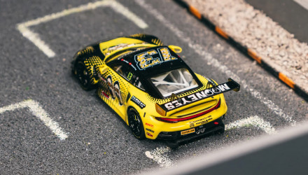 Машинка Premium Tarmac Works Porsche 911 GT3 R GT World Challenge Asia 2025 Phantom Global 1:64 T64-084-25FUJ13 Yellow - Retromagaz, image 3