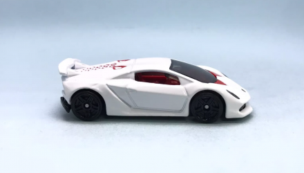 Машинка Базовая Hot Wheels Lamborghini Sesto Elemento Exotics 1:64 HTC23 White - Retromagaz, image 4