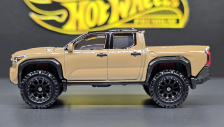 Машинка Premium Hot Wheels 2024 Toyota Tacoma TRD Pro Toyota 1:64 JBL08 Brown - Retromagaz, image 3
