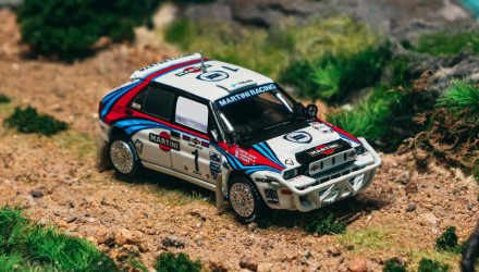 Машинка Premium Tarmac Works Lancia Delta HF Integrale Safari Rally 1992 #1 1:64 T64-049-92SAF01 White - Retromagaz, image 4