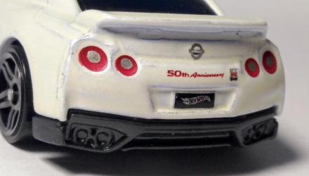 Машинка Базова Hot Wheels '17 Nissan GT-R (R35) 2020 Model 50 Anniversary Version Speed Graphics 1:64 GHC83 White - Retromagaz, image 6