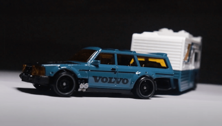 Машинка Базовая Hot Wheels Volvo 240 и Транспортер Drift Camper Track Fleet 1:64 HVD99 Teal 2шт - Retromagaz, image 3