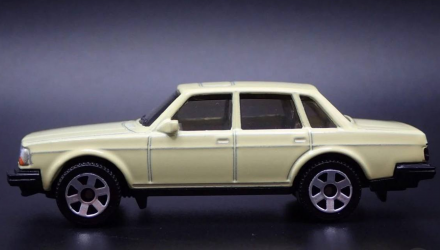 Машинка Велике Місто Matchbox 1986 Volvo 240 Showroom 1:64 JBR76 Yellow - Retromagaz, image 3