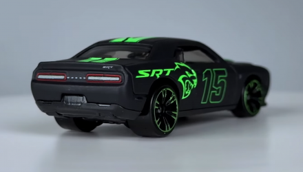 Тематична Машинка Hot Wheels '15 Dodge Challenger SRT Hellcat Neon Speeders 1:64 HLH72/HRW80 Black - Retromagaz, image 2