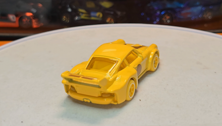 Тематична Машинка Hot Wheels Porsche Porsche 934/5 Pantone 1:64 JKY53 Yellow - Retromagaz, image 2