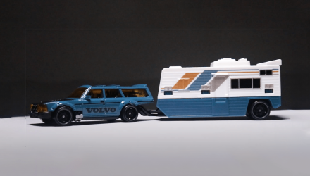 Машинка Базова Hot Wheels Volvo 240 та Транспортер Drift Camper Track Fleet 1:64 HVD99 Teal 2шт - Retromagaz, image 1