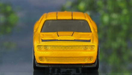 Машинка Базовая Hot Wheels '15 Dodge Challenger SRT Muscle Mania 1:64 FKB06 Yellow - Retromagaz, image 4