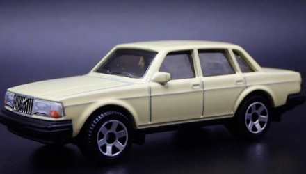 Машинка Велике Місто Matchbox 1986 Volvo 240 Showroom 1:64 JBR76 Yellow - Retromagaz, image 1