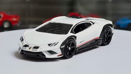 Тематическая Машинка Matchbox Lamborghini Huracan Sterrato Moving Parts 1:64 JHV53 White - Retromagaz, image 1