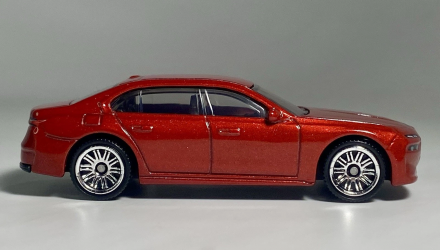 Машинка Велике Місто Matchbox 2024 BMW 7-Series Showroom 1:64 JBR06 Red - Retromagaz, image 3