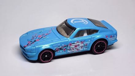 Набор Машинка Базовая Hot Wheels Datsun 240Z Art Cars 1:64 JJB80 Blue  + Pink image_4 Набор Машинка Базовая Hot Wheels Datsun 240Z Art Cars 1:64 JJB80 Blue  + Pink - Retromagaz, image 4