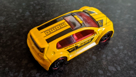 Машинка Базова Hot Wheels Volkswagen Golf GTI MOMO Volkswagen 1:64 FYF75 Yellow - Retromagaz, image 3