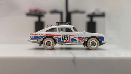 Машинка Базовая Hot Wheels Aston Martin DB5 Safari Edition HW Dirt 1:64 JJH76 White - Retromagaz, image 3