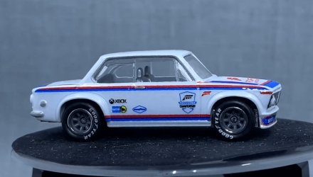 Машинка Premium Hot Wheels BMW 2002 Forza Rep. Entertainment 1:64 FLD21 White - Retromagaz, image 4