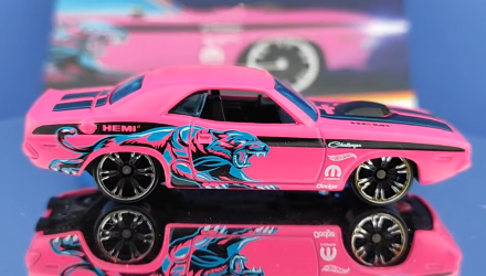 Тематическая Машинка Hot Wheels '70 Dodge Hemi Challenger Neon Speeders 1:64 JBY98 Pink - Retromagaz, image 3