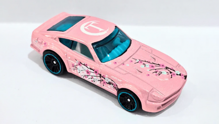 Набор Машинка Базовая Hot Wheels Datsun 240Z Art Cars 1:64 JJB80 Blue  + Pink Набор Машинка Базовая Hot Wheels Datsun 240Z Art Cars 1:64 JJB80 Blue  + Pink - Retromagaz, image 1