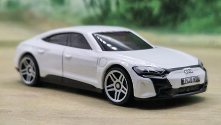 Набор Машинка Базовая Hot Wheels Audi RS E-Tron GT HKH58 Dark Grey + HCX39 Red + HCR99 Grey + HTB81 White - Retromagaz, image 4