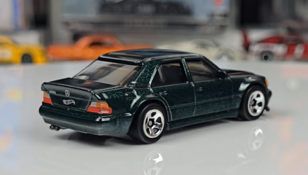 Набір Машинка Базова Hot Wheels Mercedes-Benz 500 E '70s vs. '90s 1:64 HYX02 Green  + Silver image_4 Набір Машинка Базова Hot Wheels Mercedes-Benz 500 E '70s vs. '90s 1:64 HYX02 Green  + Silver - Retromagaz, image 4