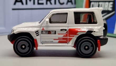 Машинка Базова Hot Wheels Mitsubishi Pajero Evolution Mud Studs 1:64 HKK36 White - Retromagaz, image 4