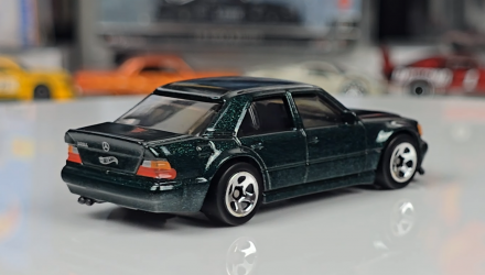 Машинка Базова Hot Wheels Mercedes-Benz 500 E '70s vs. '90s 1:64 HYX02 Green - Retromagaz, image 2