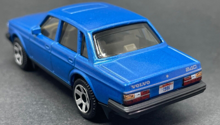 Машинка Велике Місто Matchbox 1986 Volvo 240 Showroom 1:64 HLC44 Blue - Retromagaz, image 3