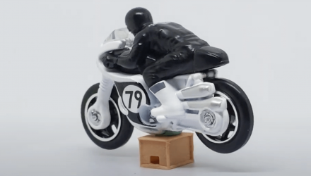 Машинка Базова Hot Wheels 1966 Triumph Tiger 100 Factory Fresh 1:64 HRY62 White - Retromagaz, image 1