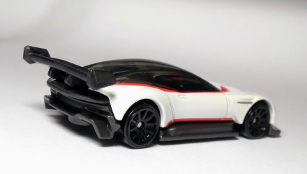 Машинка Базова Hot Wheels Aston Martin Vulcan Factory Fresh 1:64 GHC01 White - Retromagaz, image 3