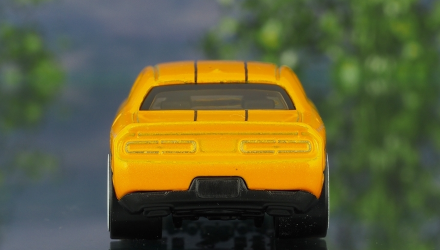 Машинка Базовая Hot Wheels '15 Dodge Challenger SRT Muscle Mania 1:64 FKB06 Yellow - Retromagaz, image 5