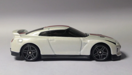 Машинка Базова Hot Wheels '17 Nissan GT-R (R35) 2020 Model 50 Anniversary Version Speed Graphics 1:64 GHC83 White - Retromagaz, image 4