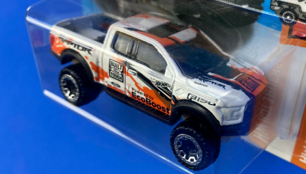 Машинка Базовая Hot Wheels '17 Ford F-150 Raptor Hot Trucks 1:64 FJW59 White - Retromagaz, image 4