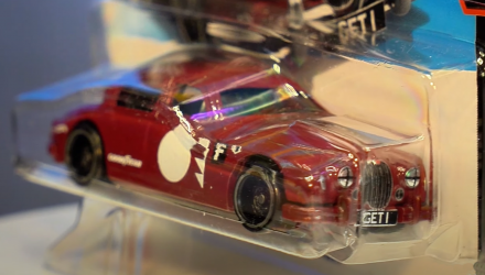 Машинка Базова Hot Wheels Jaguar Mk1 Race Day 1:64 HYX19 Red - Retromagaz, image 1