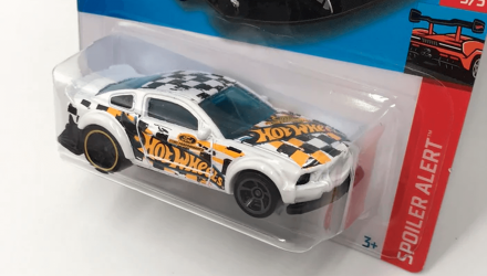 Машинка Базовая Hot Wheels 2005 Ford Mustang Spoiler Alert 1:64 HCX88 White - Retromagaz, image 2