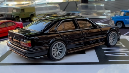 Набор Машинка Premium Hot Wheels 1991 BMW M5 Boulevard 1:64 JBL24 White  + Black image_2 Набор Машинка Premium Hot Wheels 1991 BMW M5 Boulevard 1:64 JBL24 White  + Black - Retromagaz, image 2