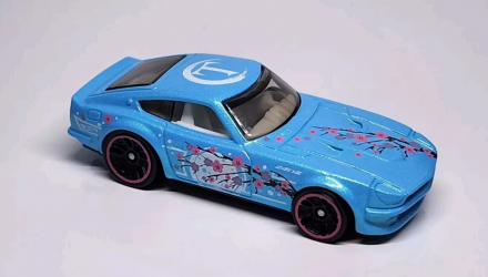 Набор Машинка Базовая Hot Wheels Datsun 240Z Art Cars 1:64 JJB80 Blue  + Pink image_3 Набор Машинка Базовая Hot Wheels Datsun 240Z Art Cars 1:64 JJB80 Blue  + Pink - Retromagaz, image 3