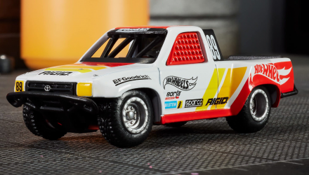 Машинка Premium Hot Wheels 1989 Toyota HiLux Stadium Truck Elite 64 1:64 HWR90 White - Retromagaz, image 1