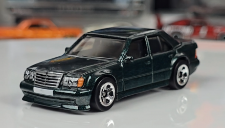 Машинка Базова Hot Wheels Mercedes-Benz 500 E '70s vs. '90s 1:64 HYX02 Green - Retromagaz, image 1