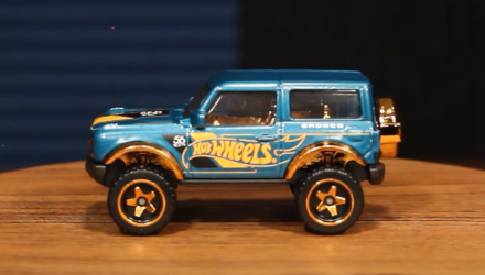 Тематическая Машинка Hot Wheels `21 Ford Bronco Green and Gold 1:64 HVX02 Blue - Retromagaz, image 4