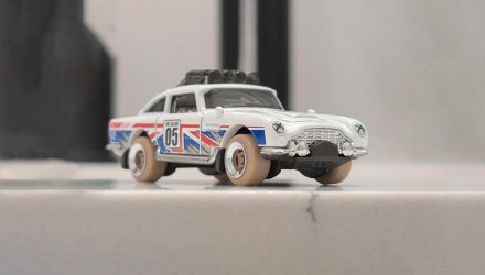 Машинка Базовая Hot Wheels Aston Martin DB5 Safari Edition HW Dirt 1:64 JJH76 White - Retromagaz, image 1