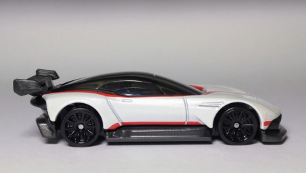 Машинка Базова Hot Wheels Aston Martin Vulcan Factory Fresh 1:64 GHC01 White - Retromagaz, image 4