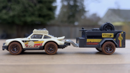 Машинка Базовая Hot Wheels Porsche 911 Off-Roader с Прицепом Track Fleet 1:64 JCM61 White - Retromagaz, image 3
