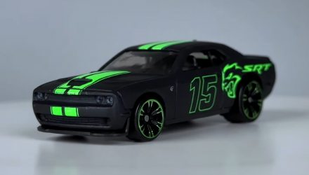 Тематическая Машинка Hot Wheels '15 Dodge Challenger SRT Hellcat Neon Speeders 1:64 HLH72/HRW80 Black - Retromagaz, image 1