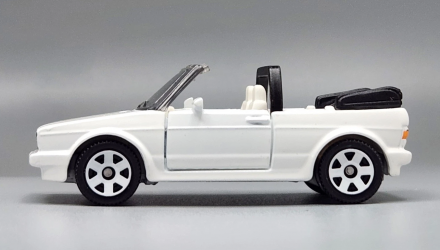Тематическая Машинка Matchbox 1987 Volkswagen Golf MK1 Cabriolet Moving Parts 1:64 JBW73 White - Retromagaz, image 3