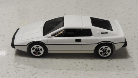 Машинка Базова Hot Wheels Lotus Esprit S1 James Bond 007 The Spy Who Loved Me Workshop 1:64 CFG74 White - Retromagaz, image 4