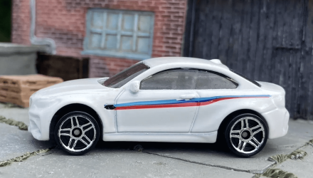 Машинка Базовая Hot Wheels 2016 BMW M2 Factory Fresh 1:64 FYC10 White - Retromagaz, image 3