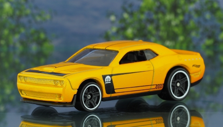 Машинка Базовая Hot Wheels '15 Dodge Challenger SRT Muscle Mania 1:64 FKB06 Yellow - Retromagaz, image 1