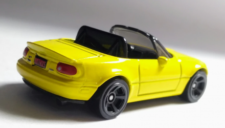 Машинка Базова Hot Wheels '91 Mazda MX-5 Miata Roadsters 1:64 GHC71 Yellow - Retromagaz, image 3