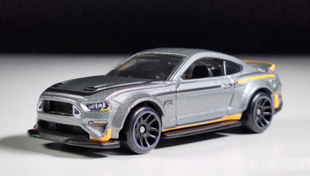 Тематическая Машинка Hot Wheels '18 Ford Mustang RTR Spec 5 Mustang 60th 1:64 JBY53 Grey - Retromagaz, image 2