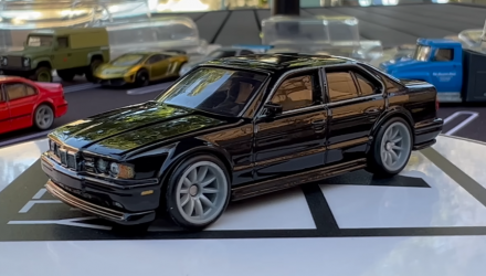 Набор Машинка Premium Hot Wheels 1991 BMW M5 Boulevard 1:64 JBL24 White  + Black Набор Машинка Premium Hot Wheels 1991 BMW M5 Boulevard 1:64 JBL24 White  + Black - Retromagaz, image 1