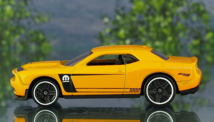 Машинка Базовая Hot Wheels '15 Dodge Challenger SRT Muscle Mania 1:64 FKB06 Yellow - Retromagaz, image 3